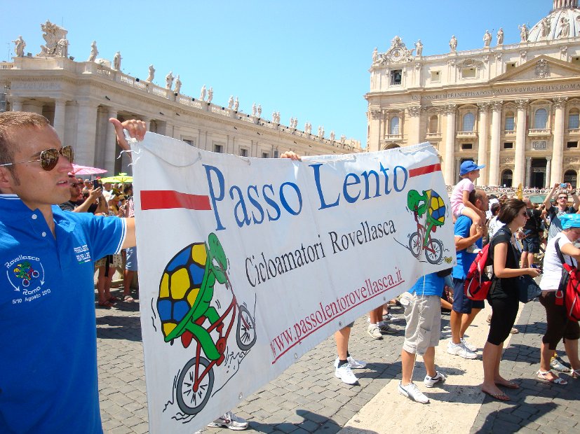 ROMA-ANGELUS DEL PAPA STRISCIONE PASSOLENTO